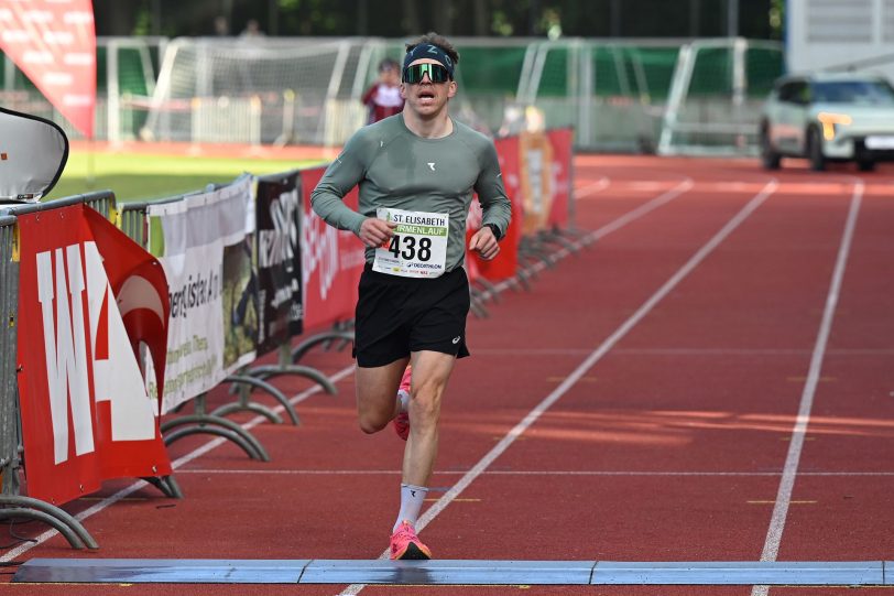 Einlauf des Siegers Phil Leber