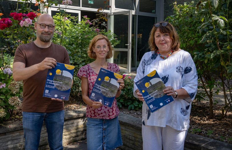 Vorfreude auf das neue Semester: (v.li.) Sven Becker, Natalie Dileki und Heike Bandholz stellen das neue Programmheft vor.