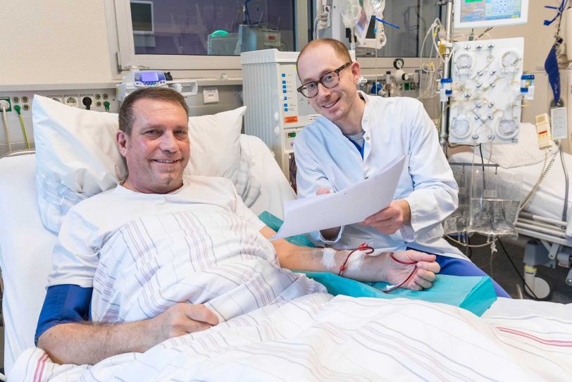 Dr. Felix Seibert (r.), Oberarzt der Medizinischen Klinik I, bespricht mit René Krause die aktuellen Untersuchungsergebnisse.