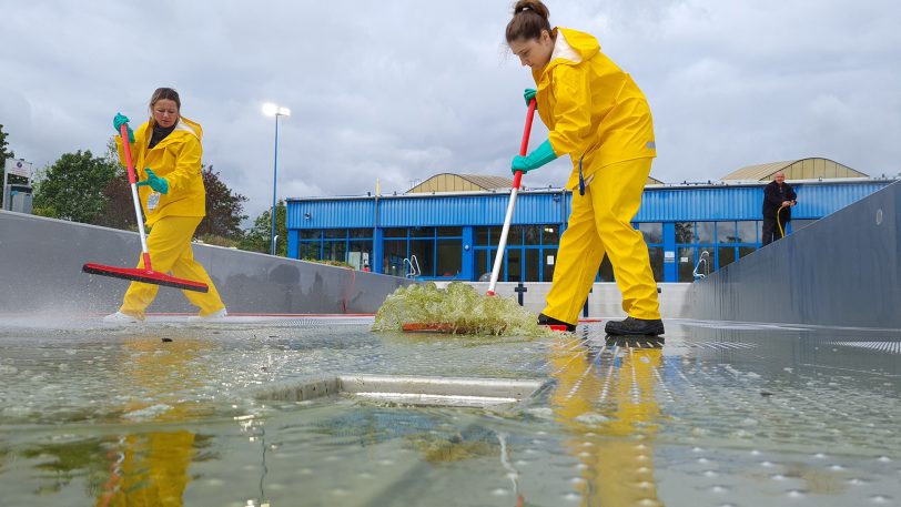 Machen das Becken sauber für die Freibadsaison: (v.li.) Mitarbeiterin Anja Funk und Auszubildende Katharina Kuhn.