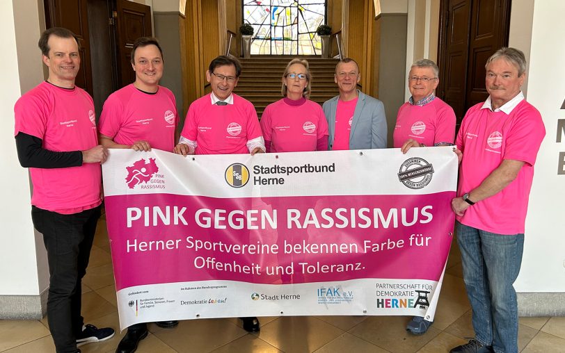 Die Aktion Pink gegen Rassismus startet wieder: Aktionen sind von Samstag, 9. März, bis Sonntag, 24. März 2024 geplant. Es freuen sich (v.li.) Mike Lautenschläger (DSC Wanne-Eickel Handball und E-Sport), Jacob Liedtke (Stabsstelle Zukunft der Gesellschaft), OB Dr. Frank Dudda, Karoline Zielonka (TC Blau-Weiß Wanne-Eickel), Frank Stieglitz (SSB Herne), Norbert Zielonka (TC Blau-Weiß Wanne-Eickel) und Peter Achilles (Geschäftsführer SSB Herne).