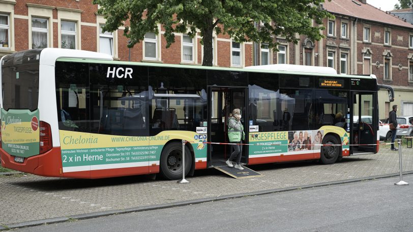 Mit solchen Bussen fährt die Stadt mehrere Standorte ab, um Sonderimpfaktionen anzubieten. Ab 23. August 2021 werden auch alle weiterführenden Schulen angesteuert (Archivbild).