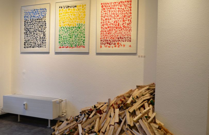 Die Birkenholzscheite unterhalb des dazugehörenden Triptychons haben für die „Kunst-Aktion 733“ in Jaworskis Auto 2.000 Kilometer bis Herne zurückgelegt.