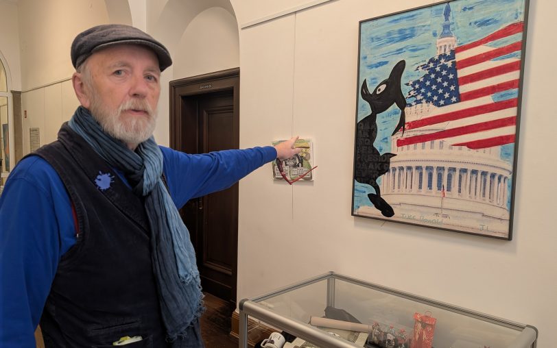 Jörg Lippmeyer, Künster aus Wanne-Eickler und Pressesprecher des HKB, zeigt sein Werk „Tüss Donald“.