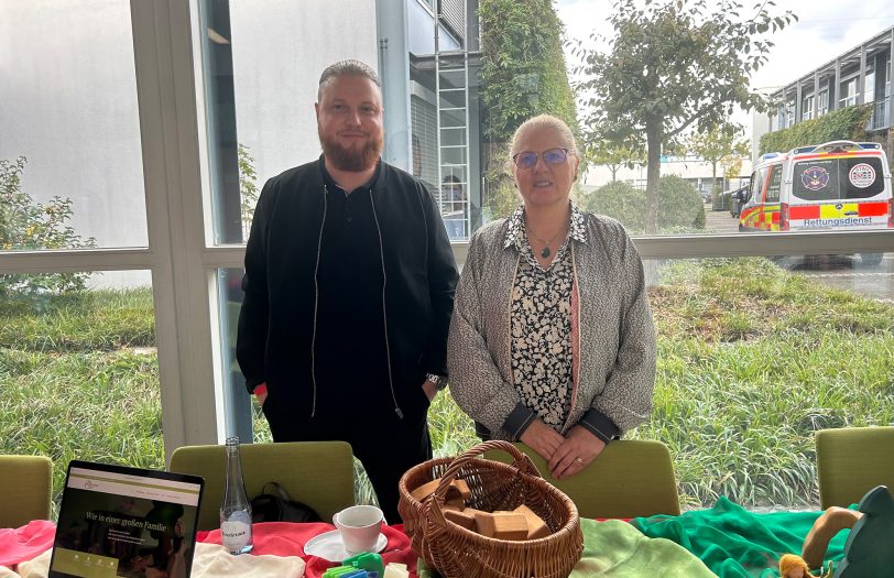 28 Aussteller nehmen an der Messe 'Soziales, Gesundheit und Pflege' teil. Hier im Bild (v.l.) Nils Kubiak und Martina Tyzak-Kubiak vom Waldorfkinderhaus.