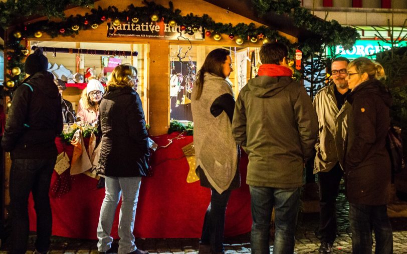 Karitative Hütte auf dem Weihnachtsmarkt.