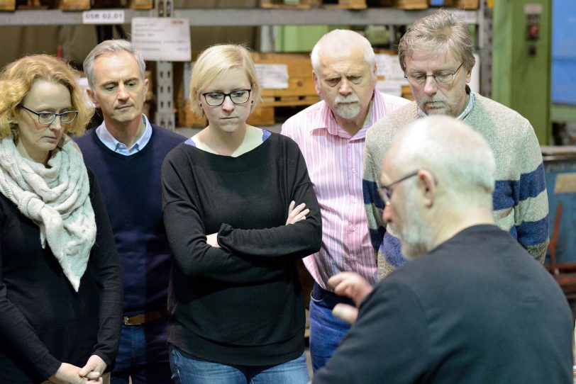Ausbildungsleiter Karl Ohla (Vordergrund) führte die Lehrer durch den Betrieb.