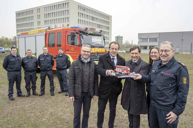 Vorne, v.l. Frank Burbulla, Uwe Kappel, Frank Dudda, Brandamtsrätin Sylvia Ludwig, Andreas Spahlinger.