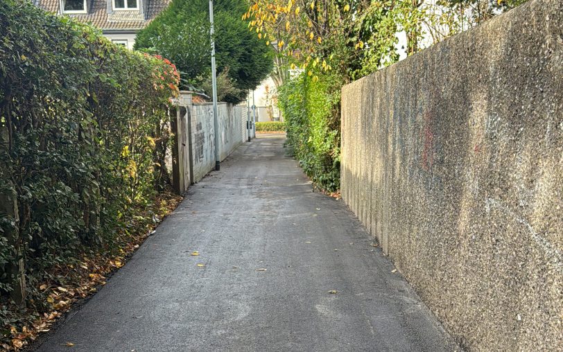 Die Sanierung des Fußwegs an der Goethestraße ist mit Stand von Donnerstag (23.10.2025) abgeschlossen: Er wurde ganz neu asphaltiert.