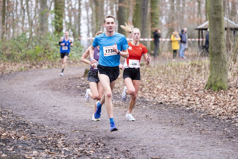 Der 43. Herner Silvesterlauf im Revierpark Gysenberg in Herne (NW), am Freitag (31.12.2021). Coronabedingt ohne Zuschauer und mit 2G.