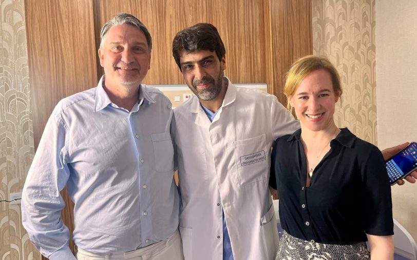 Prof. Dr. Chris Braumann (li.) mit Lebensgefährtin Dr. Sina Vogel (re.) zusammen mit Unfallchirurg Dr. Ameur Quaggag aus Marokko.