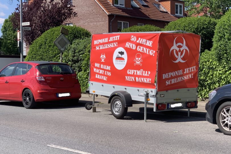 Die BI Uns stinkts hat einen Fahrzeuganhänger mit eindeutigen Botschaften aufgestellt