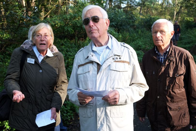 Hiltrud Buddemeier (l.) erzählt etwas über Flora- und Fauna rund um den Gysenberg.