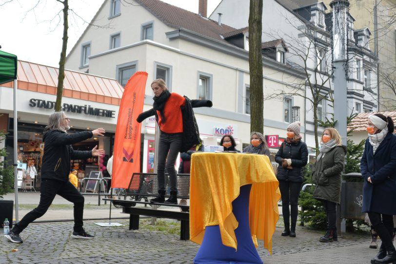 Das Impro-Theater 'Emscherblut' am 'Tag gegen Gewalt gegen Frauen' (25.11.) spielte auf Einladung von MAIKE auf der Bahnhofstraße.,