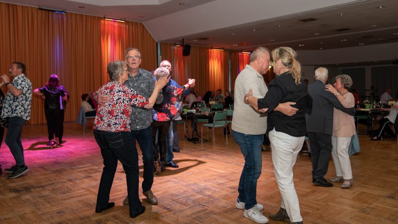 Ab auf die Tanzfläche: Im Volkshaus Röhlinghausen wurde der Tanz in den Mai wortwörtlich genommen.