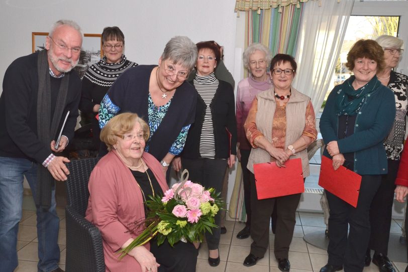 Chor-Mitglieder besuchen Sigrun Urbanski im Grete-Fährmann Seniorenheim.