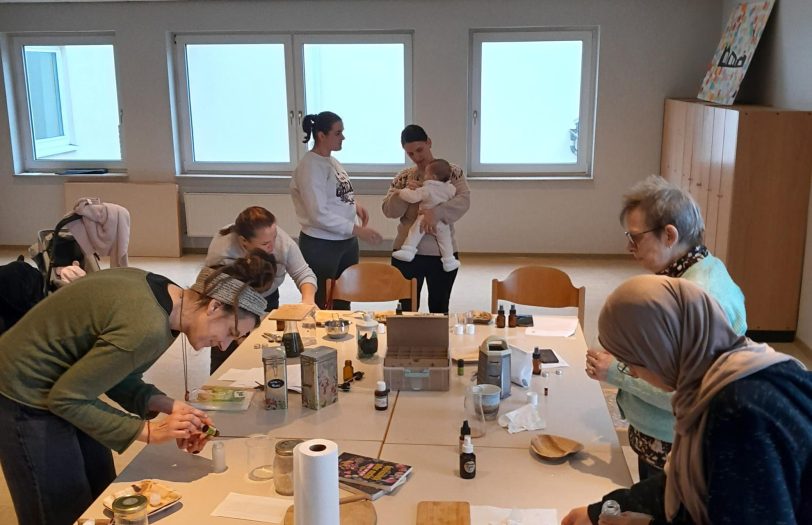 Fleißig stellen die Frauen die Naturkosmetik her.