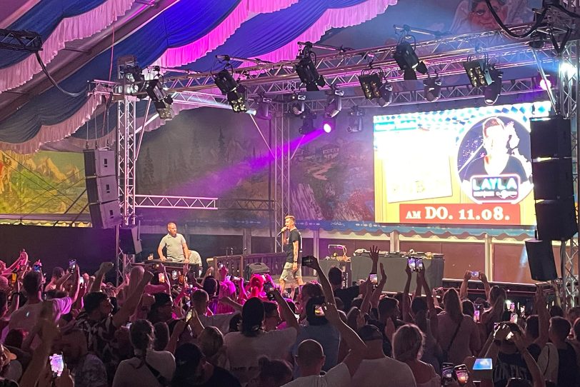 Veranstaltung "Malle dir einen" am Donnerstag (11.8.2022) im Bayern Festzelt auf der Cranger Kirmes mit DJ Robin (im Bild), Julian Sommer und Asphalt Anton.