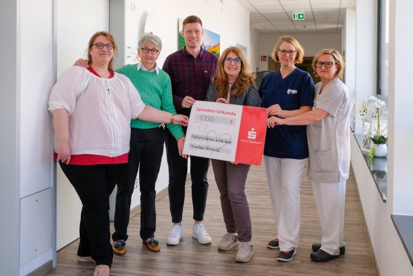 Frederik Werner und Mirjana Biletic, beide Mitglieder des Vorstands der Heimbau Herne eG, überbrachten der Palliativstation des Evangelischen Krankenhauses Herne eine Spende in Höhe von 1.000 Euro.