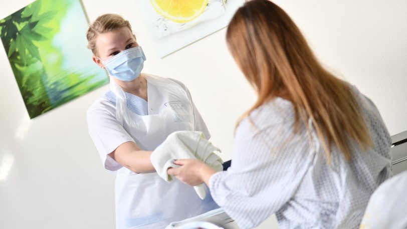 Eine Krankenpflegerin mit einer Patientin am EvK Herne.