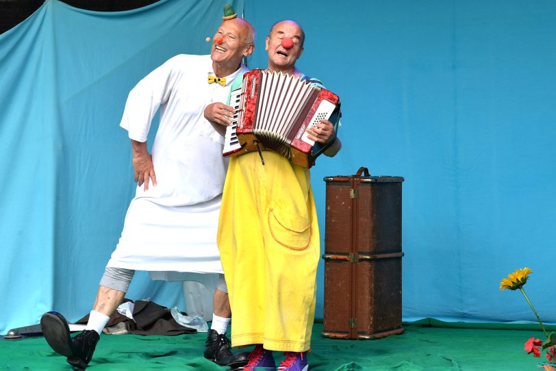 Kindertheater Pappmobil gastiert mit dem Clownsstück &amp;amp;amp;#039;Blümchen und Beule&amp;amp;amp;#039; auf der OpenAir-Bühne der Flottmann-Hallen. im Bild: Bernd Staklies und Schauspielerkollege Helmut Wirtz.