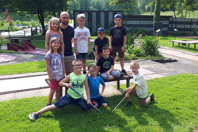 Kleine Eishockeyspieler zu Gast auf der Minigolf-Anlage der MGC Rot Weiß.