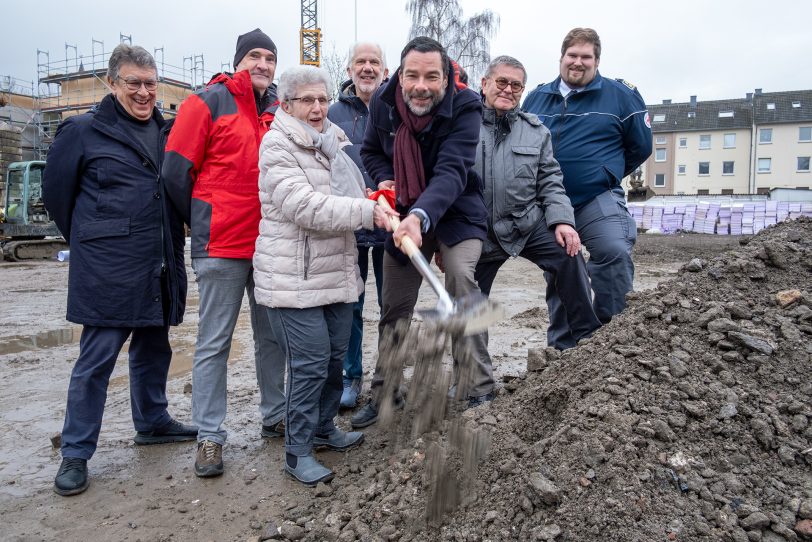 Symbolischer Spatenstich für den Neubau der Hauptgeschäftsstelle des DRK Herne/Wanne-Eickel an der Gabelsbergerstraße 11 mit Präsidentin Magdalene Sonnenschein und Geschäftsführer Matthias Henrichsen-Schrembs (Bildmitte) gemeinsam am Spaten.