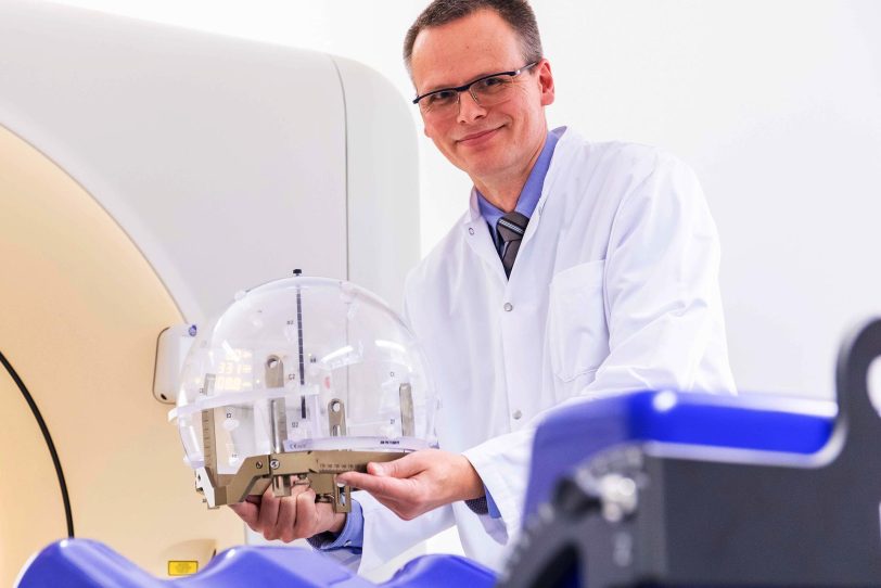 Prof. Dr. Boström unterstützt als Leiter der Abteilung für Radiochirurgie und Präzisionsstrahlentherapie die Klinik für Strahlentherapie und Radio-Onkologie im Marien Hospital Herne. Der Neurochirurg behandelt mittels Präzisionsbestrahlung kleine Bereiche im Körper, wie einen Hirntumor, um diese gezielt auszuschalten ohne gesundes Gewebe zu zerstören.