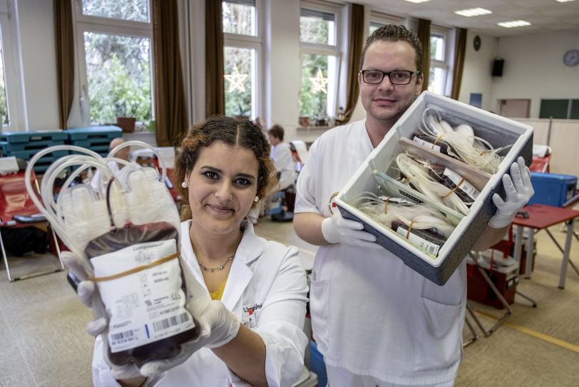 Mit einem Teil der Beute: Sirin Dragosavljevic und Martin Wagener vom DRK Blutspendedienst in Hagen.