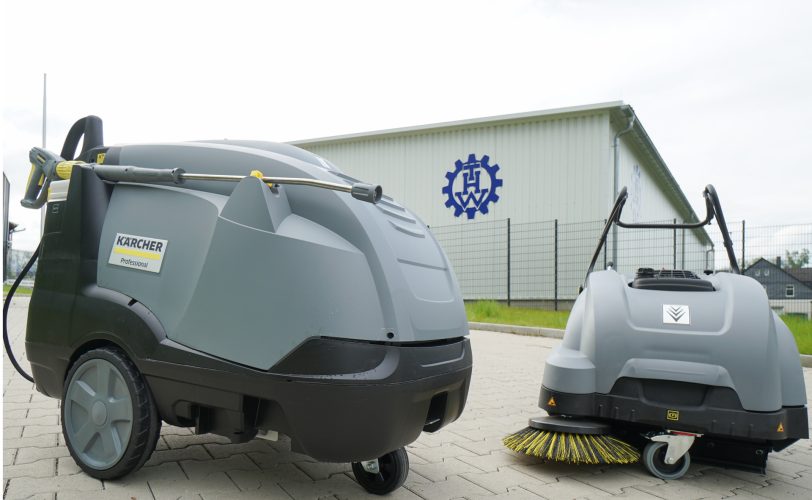 Die neue Ausstattung des THWs: Hochdruckreiniger, Kehrmaschine.