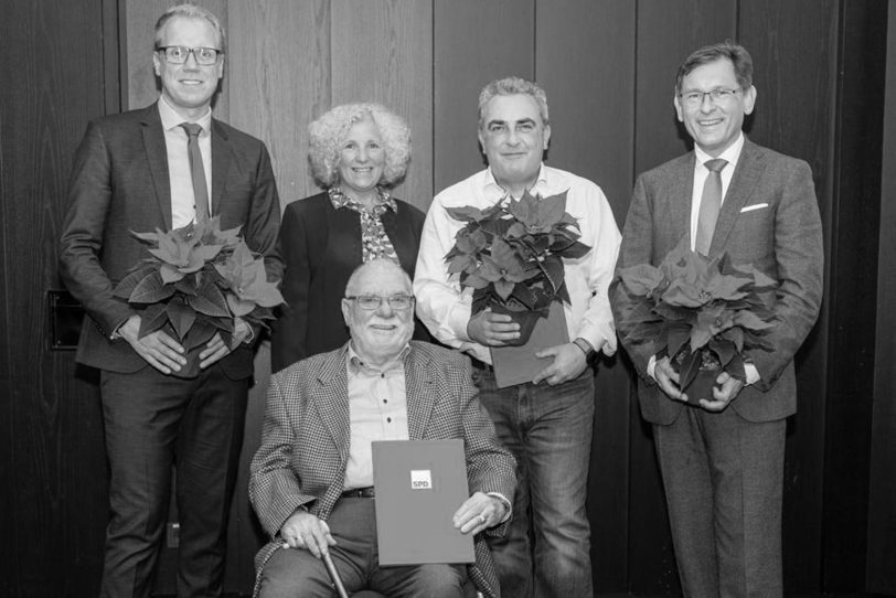 Günter Wiedermann (sitzend) ist 85-jährig im August 2025 verstorben. Im Bild: Ehrung für 50-jährige Parteizugehörigkeit. mit Hendrik Bollmann, Gabriele Przybyl, Peter Bornfelder und Dr. Frank Dudda