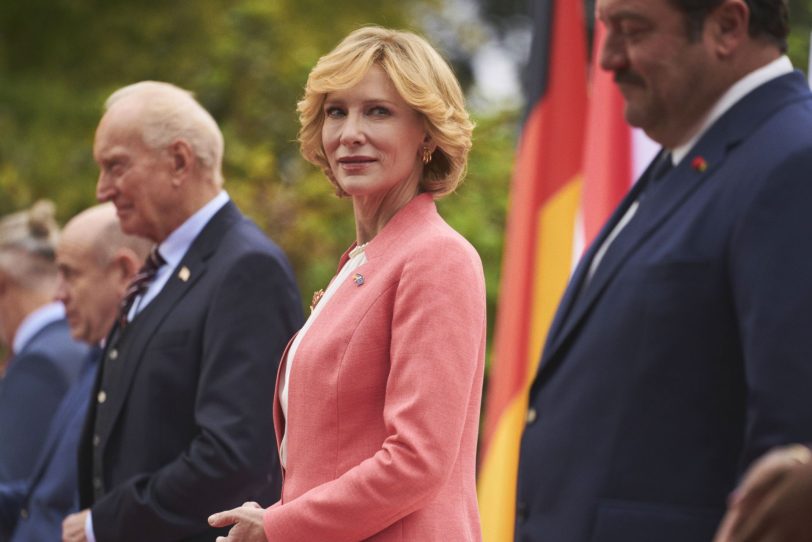Nur gemeinsam erfolgreich: Hilda Ortmann (Cate Blanchett, 4.v.l.), die Bundeskanzlerin von Deutschland, hat immer das Ganze im Blick. An ihrer Seite (v.l.) Roy Dupuis, Rolando Ravello, Charles Dance und Denis Ménochet.