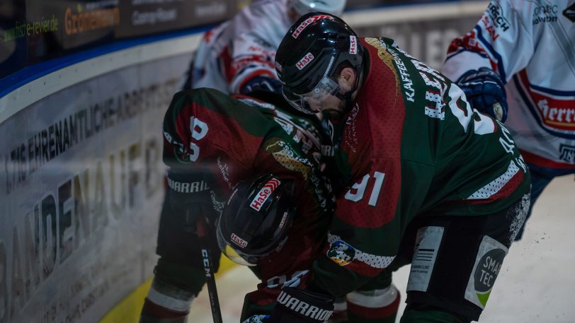 Bleibt für den HEV weiter am Puck: Kapitän Michel Ackers (re.).