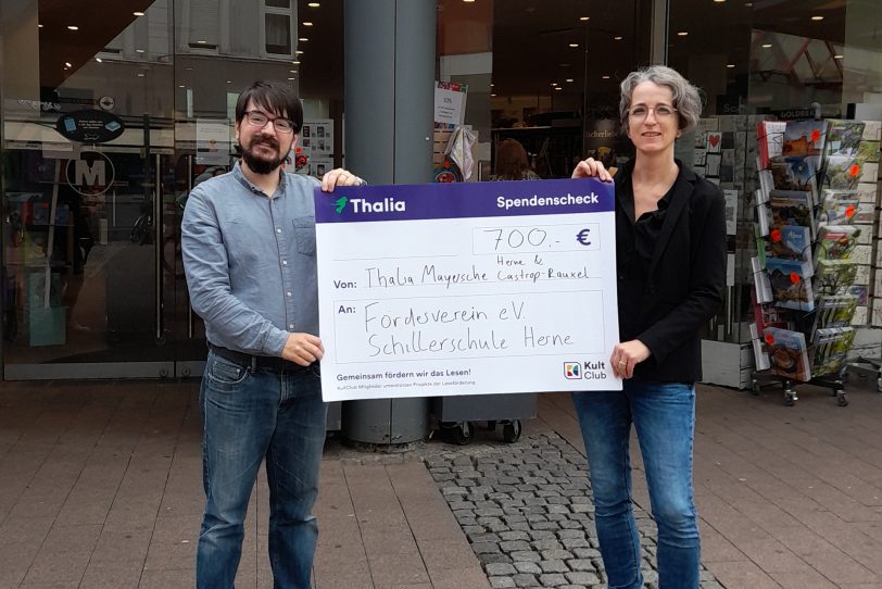 Spende für den Förderverein der Schillerschule: Im Bild (v.li.) Florian Knipping, Leiter der Thalia Mayersche Buchhandlung in Herne und Andrea Sdun, Schulleiterin Schillerschule.