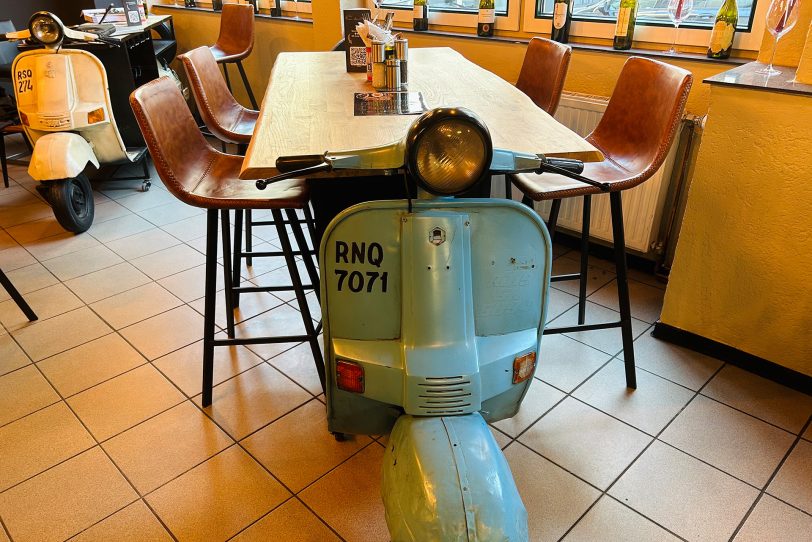 Für das italienische Flair sorgen Tische an denen Vespas montiert sind