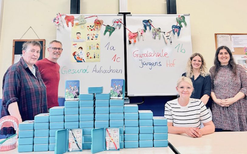 Der Arbeitskreis Zahngesundheit Herne verteilt in Kooperation mit Entsorgung Herne 1.757 Butterbrotdosen, gefüllt mit Zahnpasta, Zahnbürste und Infokarten an Erstklässler. In der Grundschule Jürgens Hof waren dabei (v.li.) Barbara Nickel (Entsorgung Herne), Martin Renner (stellvertretender Schulleiter), Grazyna Rücker, Kira Heuer (Schulleiterin) und die städtische Zahnärztin Birsel Habrichi-Pulat