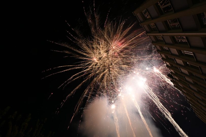 Das Eröffnungsfeuerwerk der Cranger Kirmes 2024, aufgenommen vom Abschussplatz am Westhafen.