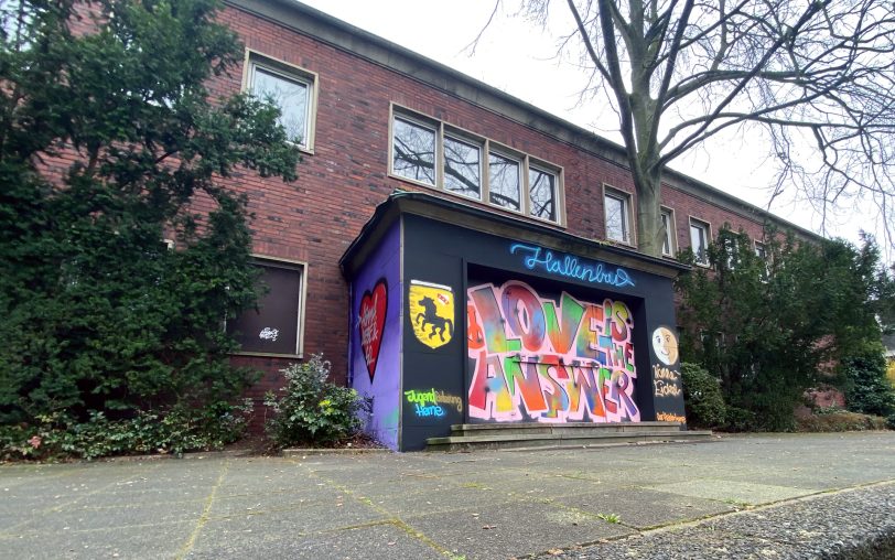 Für das Hallenbad Eickel hat die Bürgerinitiative ein Bürgerbegehren angemeldet - bis 11. Juni 2025 muss sie 6.000 Unterschriften sammeln.