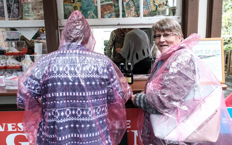 Kiosk-Besucher im Regen.