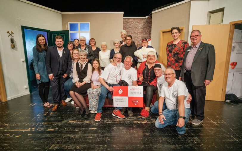Die anwesenden Mondritter Gerd Herzog, Frank Tocholski, Horst Schröder und Volker Lange (unten, weiße Shirts, v.l.) nahmen die Spende vom Vorsitzenden des Theater Fidele Horst, Tobias Weichert (2.v.l.), entgegen.