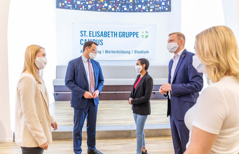 Jens Spahn und Timon Radicke im Gespräch mit Auszubildenen.