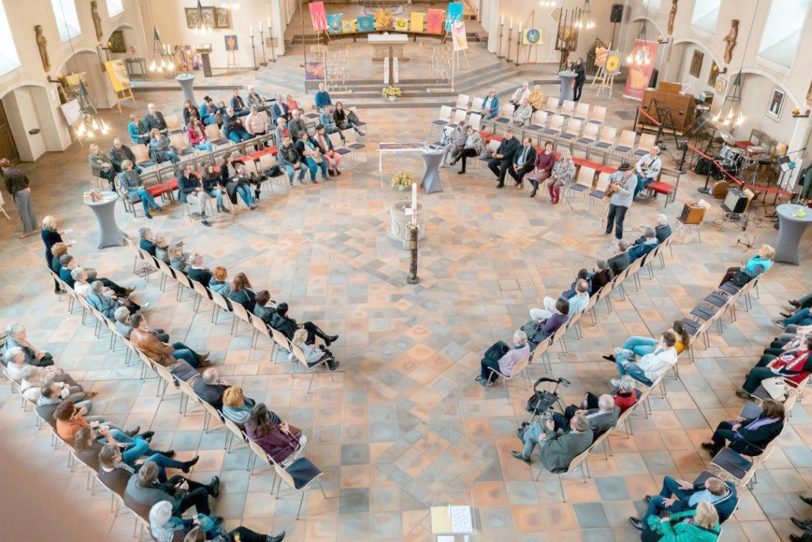 Volle Kirche bei der Vernissage.