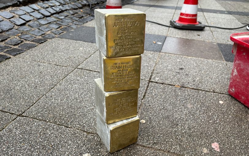 An der Hauptstraße 293 wurden am Mittwoch (28.1.2026) die ersten vier Stolpersteine für die Familie Hecht verlegt.