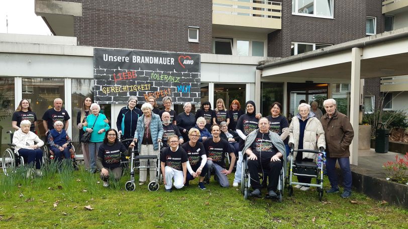 Das Else-Drenseck-AWO-Seniorenzentrum nahm auch an der Aktion 'Brandmauer gegen Rassismus' teil.