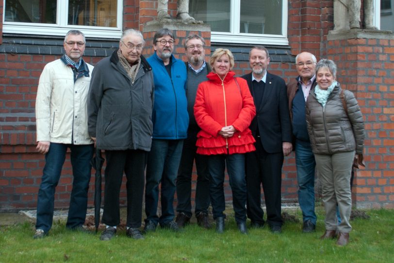 Die Gesellschaft für Heimatkunde vor dem Heimatmuseum.