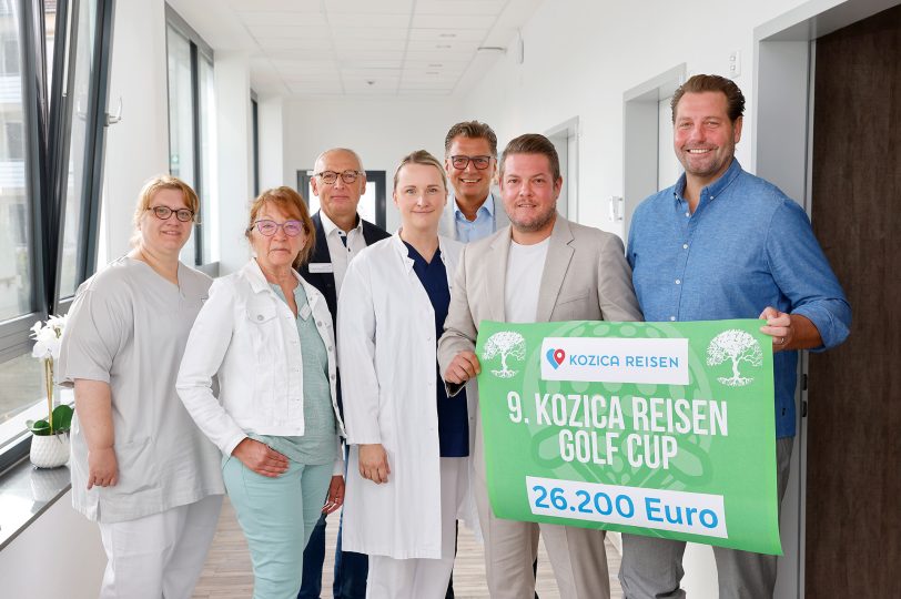 Starkes Finish: Die Megaspende von 26.200 Euro kam beim 9. Kozica Golf Cup im Gelsenkirchener Golf-Club Haus Leythe zugunsten des Fördervereins Palliativstation im EvK Herne und Ambulanter Hospizdienst zusammen. Gemeinsam mit Schirmherr Thorsten Kinhöfer (3.v.r.) übergaben die Spender Philipp Wenglikowski und Björn Bartnick (von links mit Scheck) auf der Palliativstation an (von links) Anja Schröder (Hospizdienst), Dr. Katja Vogelsang, Pfarrer Frank Obenlüneschloß und Stationsleitung Nadine Kolpatzik.