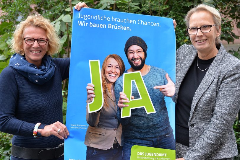 v.l. Leiterin Fachbereich Kinder-Jugend-Familie Dr. Anette Frenzke-Kulbach, Stadträtin Gudrun Thierhoff.