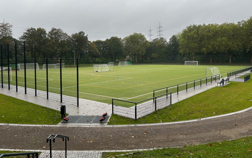 Ein neues grünes Schmuckkästchen: Der neue Kunstrasen am Sportplatz am Stratmanns Hof wurde am Mittwoch (9.10.2024) eingeweiht. Künftige Nutzer sind die SpVgg Röhlinghausen und der SC Röhlinghausen, sowie der TV Röhlinghausen und der Hockey-Club Herne.