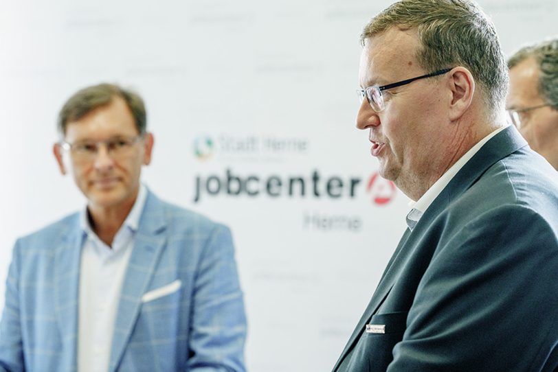 Ludger Engels (r.) von Kolping Bildung Deutschland berichtet, welche Vorteile eine Jobbörse hat.