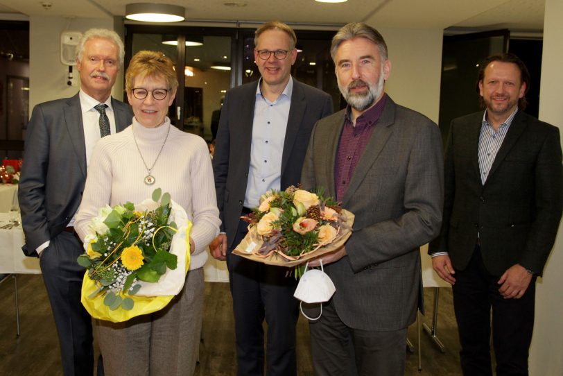 Blumen zum Abschied (v.l.): Heinz-Werner Bitter, Brunhild Schmalz, Dr. Gerald Hagmann, Reiner Rimkus und Jens Koch.